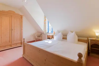 Ein Bett oder Betten in einem Zimmer der Unterkunft Ferienhaussiedlung Strandperlen Küstenhof 3c (Typ V)