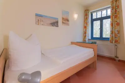 Ein Bett oder Betten in einem Zimmer der Unterkunft Ferienhaussiedlung Strandperlen Küstenhof 3c (Typ V)