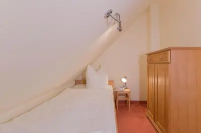 Ein Bett oder Betten in einem Zimmer der Unterkunft Ferienhaussiedlung Strandperlen Küstenhof 3c (Typ V)