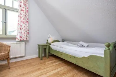 Ein Bett oder Betten in einem Zimmer der Unterkunft Ferienhaussiedlung Strandperlen Küstenhof 2a (Typ IV)