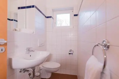 Ein Badezimmer in der Unterkunft Landhaus DADDELDU Whg. V-D1 (vorne)