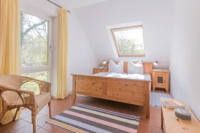 Ein Bett oder Betten in einem Zimmer der Unterkunft Landhaus DADDELDU Whg. V-D2 (hinten)