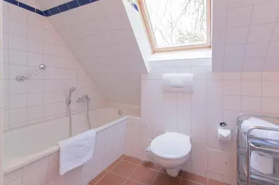 Ein Badezimmer in der Unterkunft Landhaus DADDELDU Whg. V-D2 (hinten)