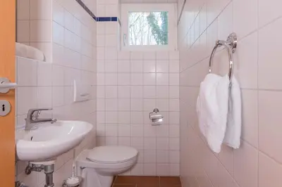 Ein Badezimmer in der Unterkunft Landhaus DADDELDU Whg. V-D2 (hinten)