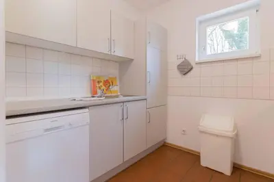 Küche/Küchenzeile in der Unterkunft Landhaus DADDELDU Whg. V-D2 (hinten)