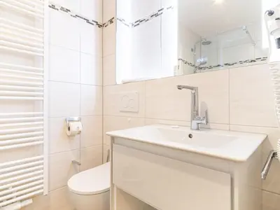 Ein Badezimmer in der Unterkunft Ferienhaussiedlung Strandperlen Buchenhof 4b (Typ V)