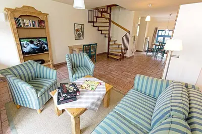Ein Sitzbereich in der Unterkunft Ferienhaussiedlung Strandperlen Weidenhof 8c (Typ V)