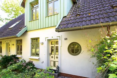 Das Gebäude in dem sich das Ferienhaus befindet
