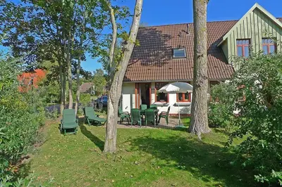 Ein Garten an der Unterkunft Ferienhaussiedlung Strandperlen Sanddornhof 2a (Typ VIII)