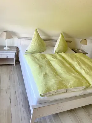 Ein Bett oder Betten in einem Zimmer der Unterkunft ''Zur alten Boddenfischerei'' Ferienwohnung Weitblick