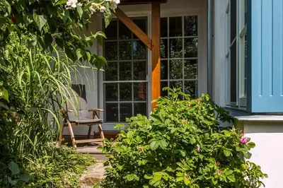 Ein Garten an der Unterkunft Atelierhaus 