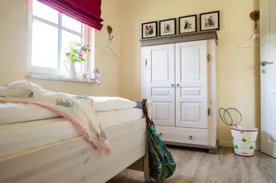Ein Bett oder Betten in einem Zimmer der Unterkunft Luxushaus Bodden mit Schwimmbereich