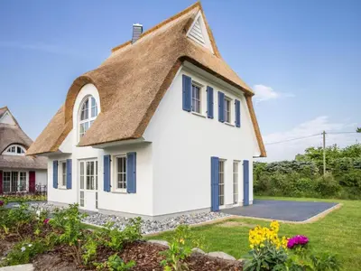 Ein Garten an der Unterkunft Luxushaus Boddenküste mit Sauna