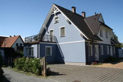 Das Gebäude in dem sich das Ferienhaus befindet