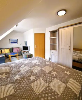 Ein Bett oder Betten in einem Zimmer der Unterkunft Seestr. 75 a Haus A ( links )