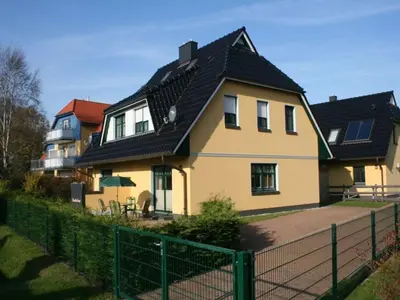 Das Gebäude in dem sich das Ferienhaus befindet