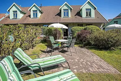 Ein Garten an der Unterkunft Ferienhaussiedlung Strandperlen Küstenhof 2c Typ V