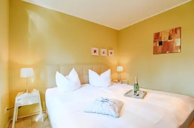 Ein Bett oder Betten in einem Zimmer der Unterkunft Ferienwohnung Am Leuchtfeuer EG