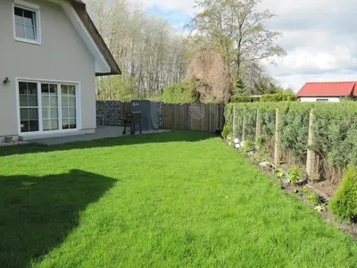 Ein Garten an der Unterkunft Kleine Seenixe