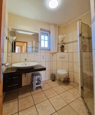Ein Badezimmer in der Unterkunft Schulstr. 19 