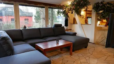 Ein Sitzbereich in der Unterkunft Hexenhaus Mittelerde