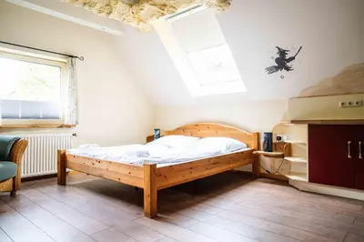 Ein Bett oder Betten in einem Zimmer der Unterkunft Hexenhaus Speicher