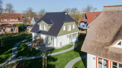 Das Gebäude in dem sich das Ferienhaus befindet