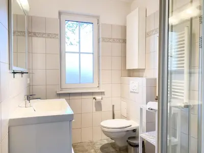 Ein Badezimmer in der Unterkunft Bi de Wisch, EG