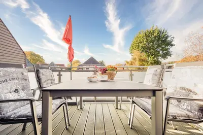 Ein Balkon oder eine Terrasse in der Unterkunft FEWO MW8 Zingst - 5min zum Strand - Ostseefeeling & hochwertige Küchenausstattung