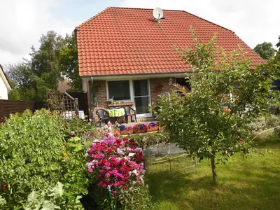 Ein Garten an der Unterkunft Zimmer in Hafennähe