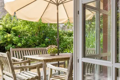 Ein Garten an der Unterkunft Achtern Diek