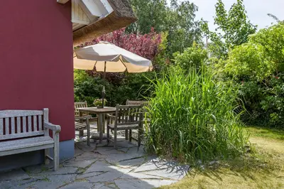 Ein Garten an der Unterkunft Achtern Diek