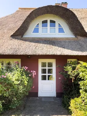 Das Gebäude in dem sich das Ferienhaus befindet