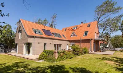 Das Gebäude in dem sich das Ferienhaus befindet