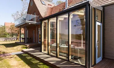 Das Gebäude in dem sich das Ferienhaus befindet