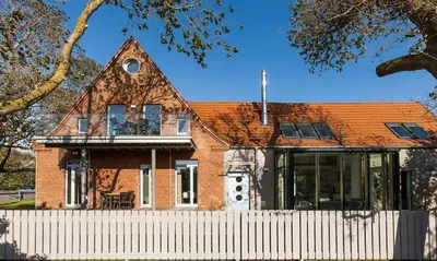 Das Gebäude in dem sich das Ferienhaus befindet