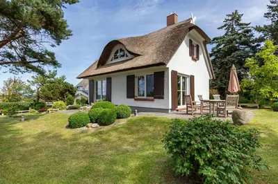 Ein Garten an der Unterkunft Haus am Hohen Ufer 01