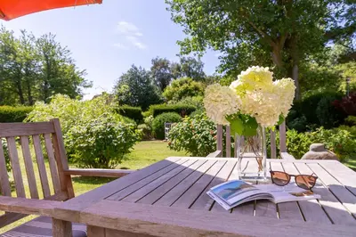 Ein Garten an der Unterkunft Haus am Hohen Ufer 01