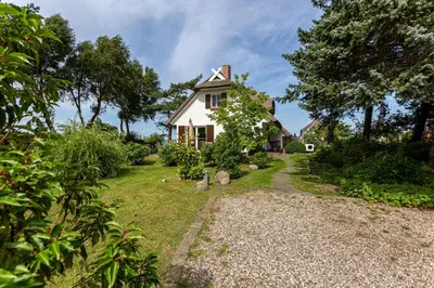 Ein Garten an der Unterkunft Haus am Hohen Ufer 02