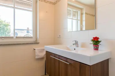 Ein Badezimmer in der Unterkunft An den Boddenwiesen 01
