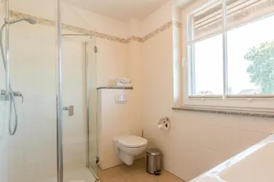Ein Badezimmer in der Unterkunft An den Boddenwiesen 01