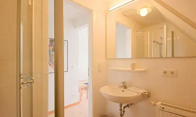 Ein Badezimmer in der Unterkunft Landhaus am Wiecker Bodden
