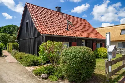 Das Gebäude in dem sich das Ferienhaus befindet
