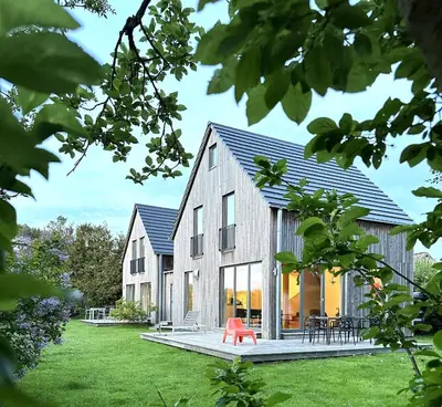 Das Gebäude in dem sich das Ferienhaus befindet