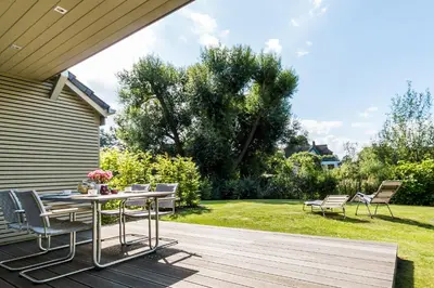 Ein Garten an der Unterkunft Zweienhaus 02