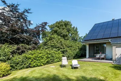 Ein Garten an der Unterkunft Zweienhaus 02