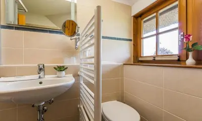 Ein Badezimmer in der Unterkunft Haus am Bodden 02