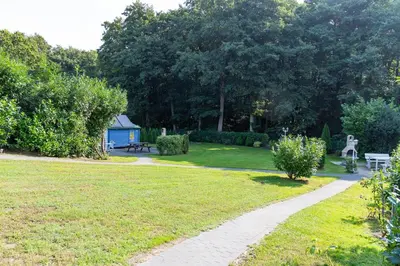 Ein Garten an der Unterkunft Strandhaus Gabriella 02