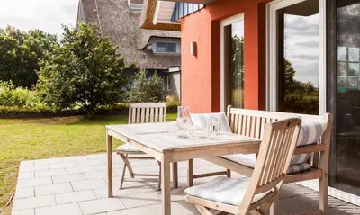 Ein Garten an der Unterkunft Boddenzauber 01