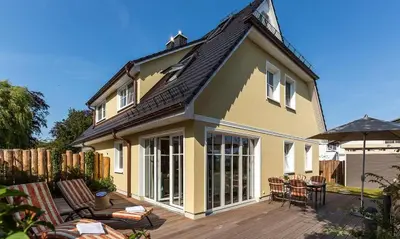 Das Gebäude in dem sich das Ferienhaus befindet